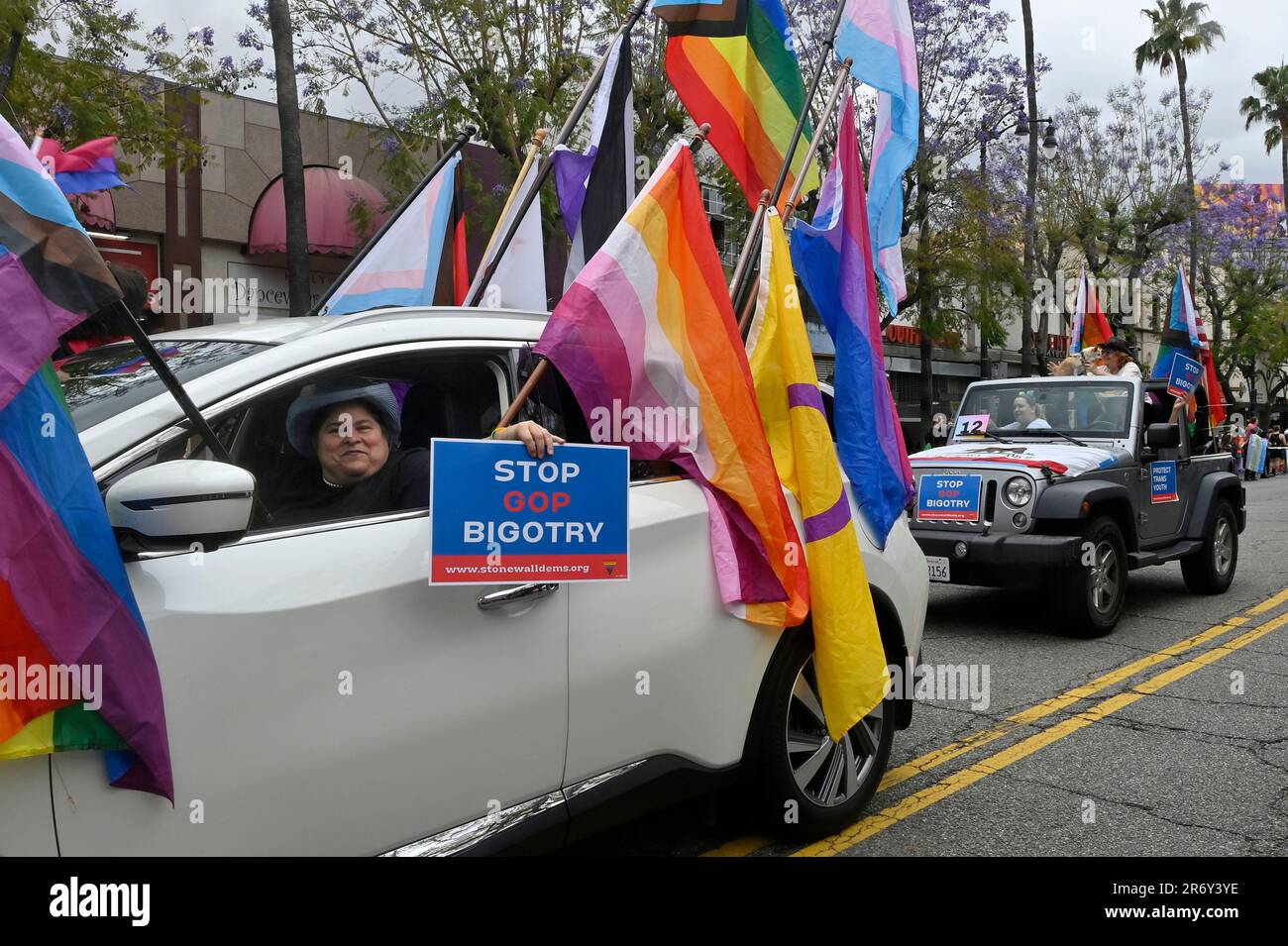 Los Angeles, Usa. 11. Juni 2023. L.A. Die Teilnehmer der Pride Parade laufen am Sonntag, den 11. Juni 2023, den Hollywood Boulevard entlang. Die L.A. Die Pride-Parade, die Tausende von Menschen zum Hollywood Boulevard zog, kam zu einer Zeit, als LGBTQ-Themen, insbesondere die Rechte und die Sichtbarkeit von Transgender- und Gender-Nonkonformität-Menschen, im Mittelpunkt der US-Kulturkriege stehen. Foto: Jim Ruymen/UPI Credit: UPI/Alamy Live News Stockfoto