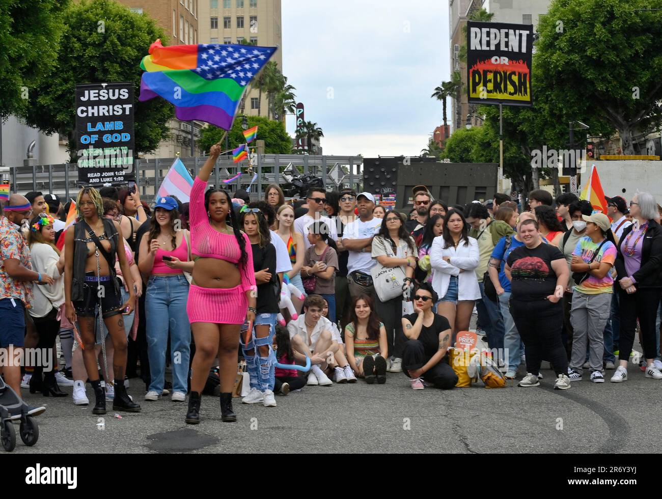 Los Angeles, Usa. 11. Juni 2023. L.A. Am Sonntag, den 11. Juni 2023, jubeln die Besucher des Hollywood Boulevard an. Die L.A. Die Pride-Parade, die Tausende von Menschen zum Hollywood Boulevard zog, kam zu einer Zeit, als LGBTQ-Themen, insbesondere die Rechte und die Sichtbarkeit von Transgender- und Gender-Nonkonformität-Menschen, im Mittelpunkt der US-Kulturkriege stehen. Foto: Jim Ruymen/UPI Credit: UPI/Alamy Live News Stockfoto