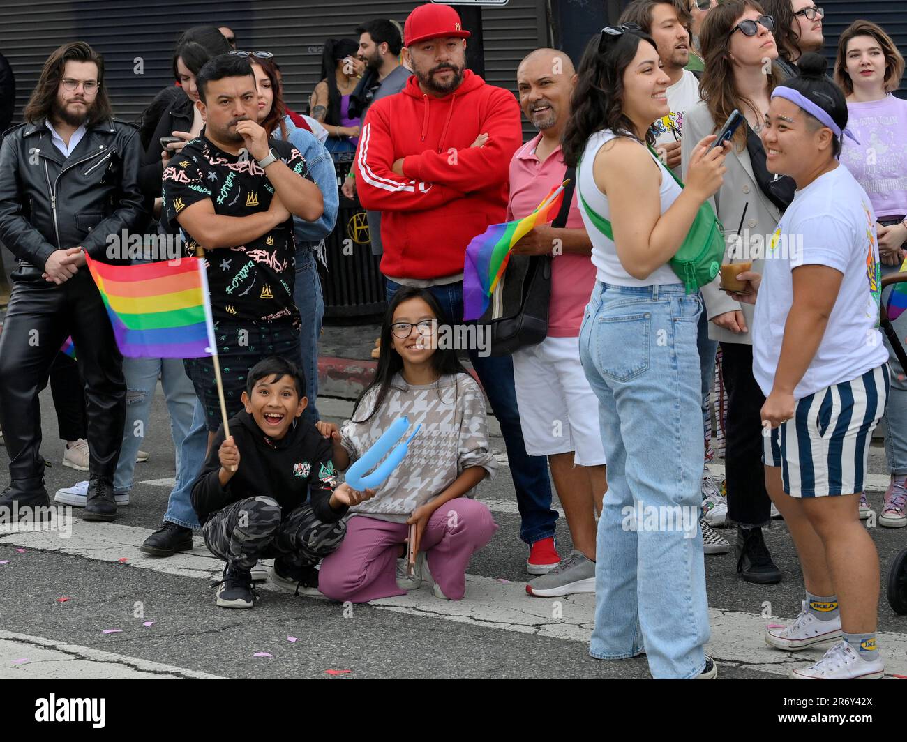 Los Angeles, Usa. 11. Juni 2023. L.A. Am Sonntag, den 11. Juni 2023, jubeln die Besucher des Hollywood Boulevard an. Die L.A. Die Pride-Parade, die Tausende von Menschen zum Hollywood Boulevard zog, kam zu einer Zeit, als LGBTQ-Themen, insbesondere die Rechte und die Sichtbarkeit von Transgender- und Gender-Nonkonformität-Menschen, im Mittelpunkt der US-Kulturkriege stehen. Foto: Jim Ruymen/UPI Credit: UPI/Alamy Live News Stockfoto