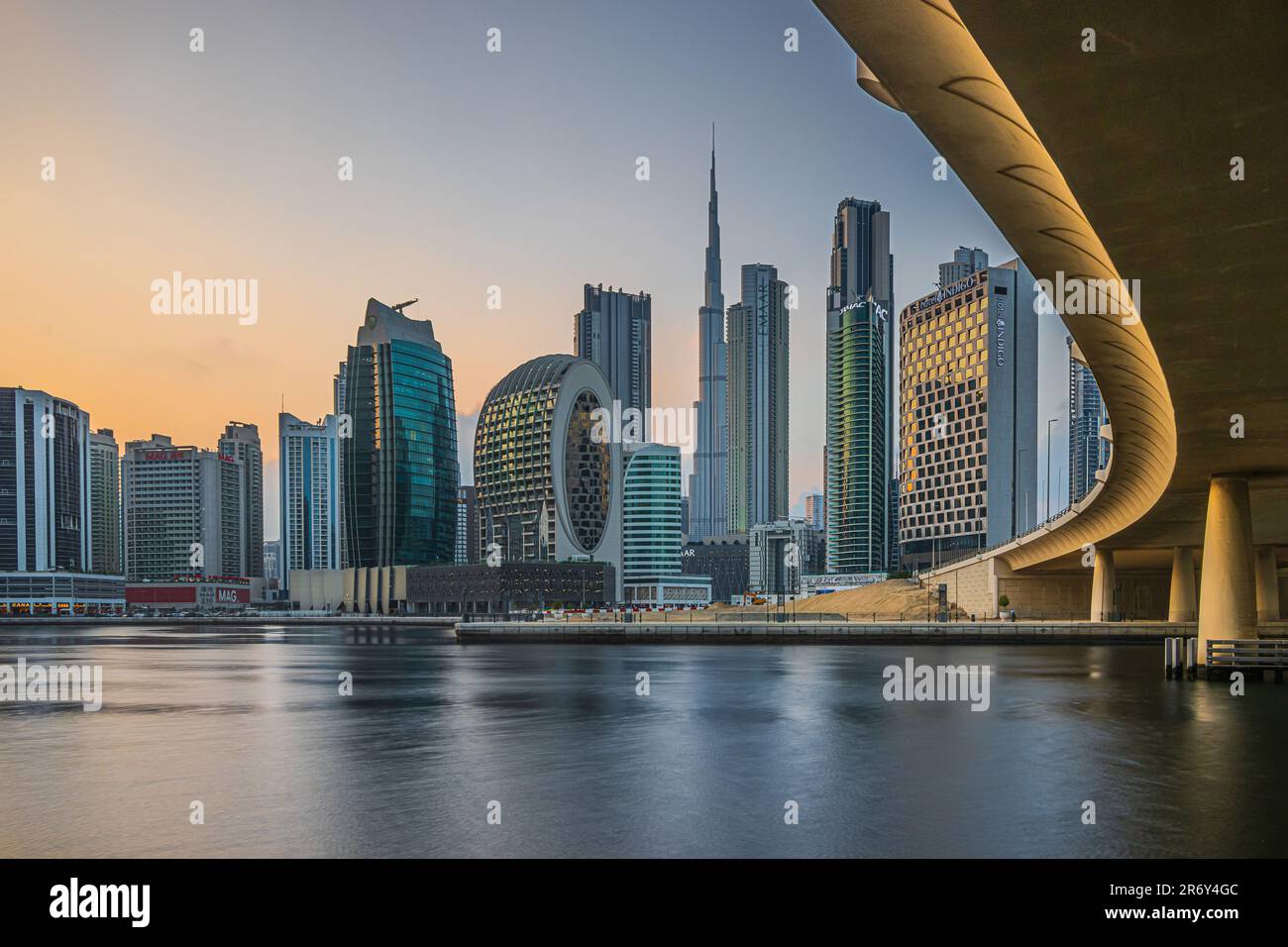 Skyline von Dubai am Abend bei Sonnenuntergang. Blick auf die Wolkenkratzer vom Business Center. Moderne Gebäude in den Emiraten. Klarer Himmel Stockfoto