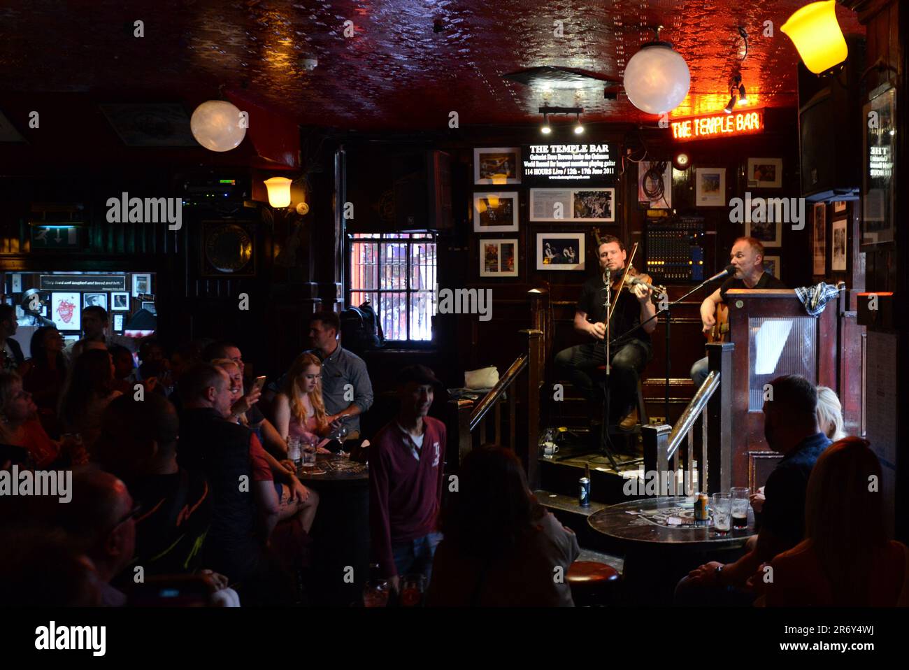 Der gemütliche und lebendige Temple Bar Pub in Dublin, Irland. Stockfoto