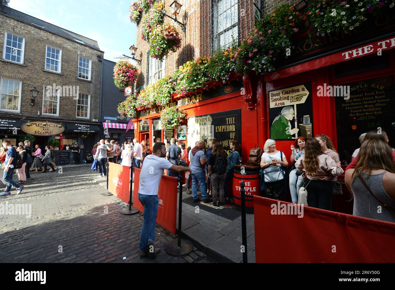 Der gemütliche und lebendige Temple Bar Pub in Dublin, Irland. Stockfoto