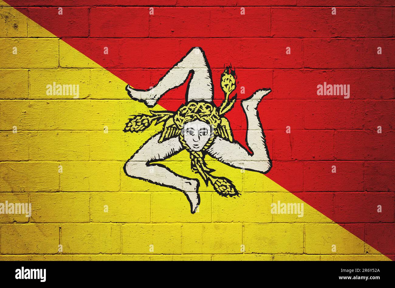 Die Flagge Siziliens, die auf einer Betonwand gemalt ist. Stockfoto