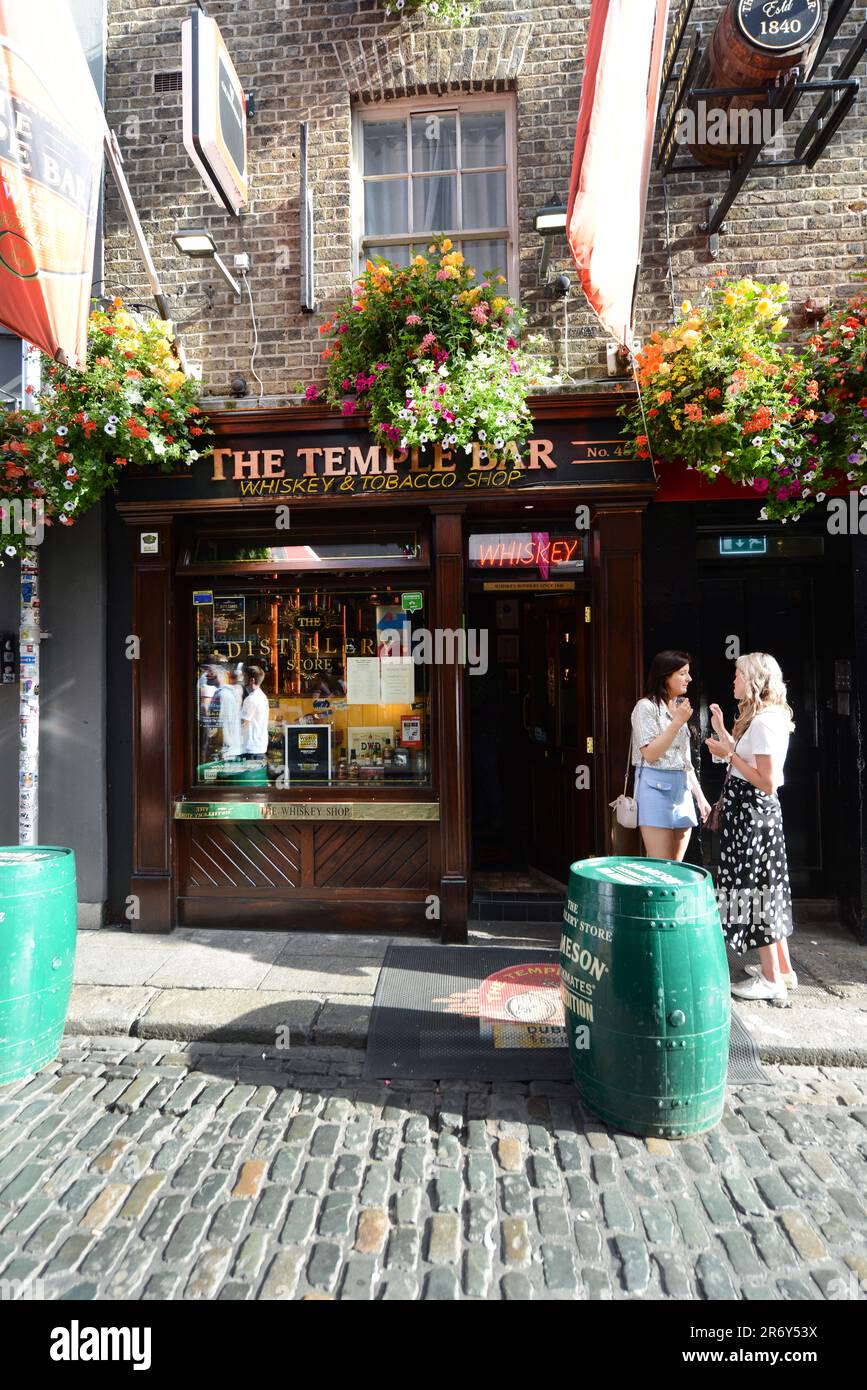 The Temple Bar Whiskey & Tobacco Shop. Dublin, Irland. Stockfoto