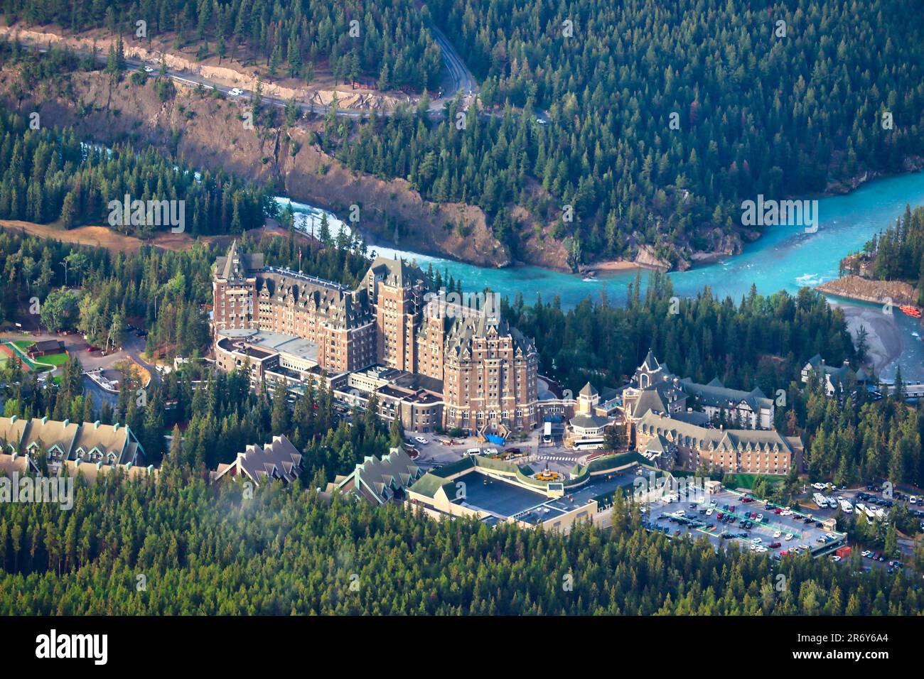 Das berühmte und historische Fairmont Banff Springs in Banff in den Kanadischen Rocky Mountains vom Gipfel des Sulphur Mountain aus gesehen Stockfoto
