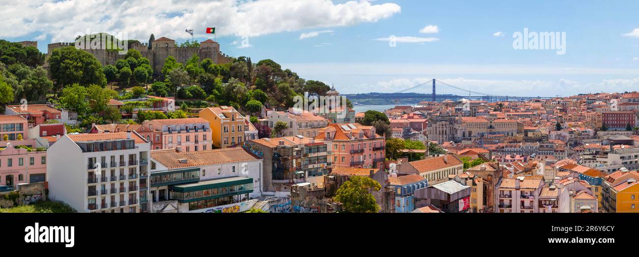 Lissabon, Portugal - Juni 01 2018: Burg São Jorge, die Ruinen des Klosters Carmo und die Brücke vom 25. April dahinter. Stockfoto