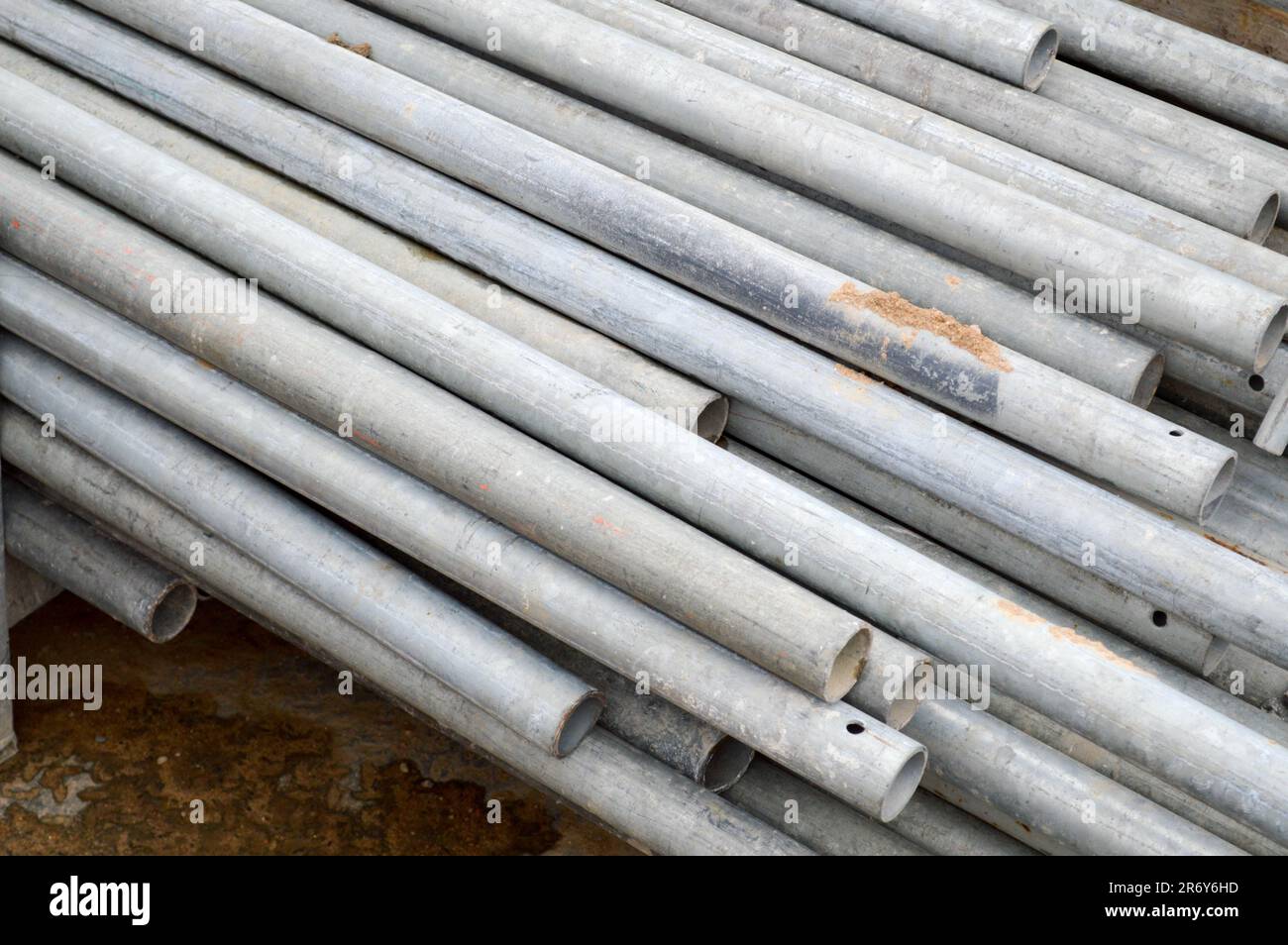 Große Abwasserrohre aus Eisenmetall mit großem Durchmesser für den industriellen Bau von Wasser- oder Abwasserleitungen auf einer Baustelle während der Wiedereinbauphase Stockfoto