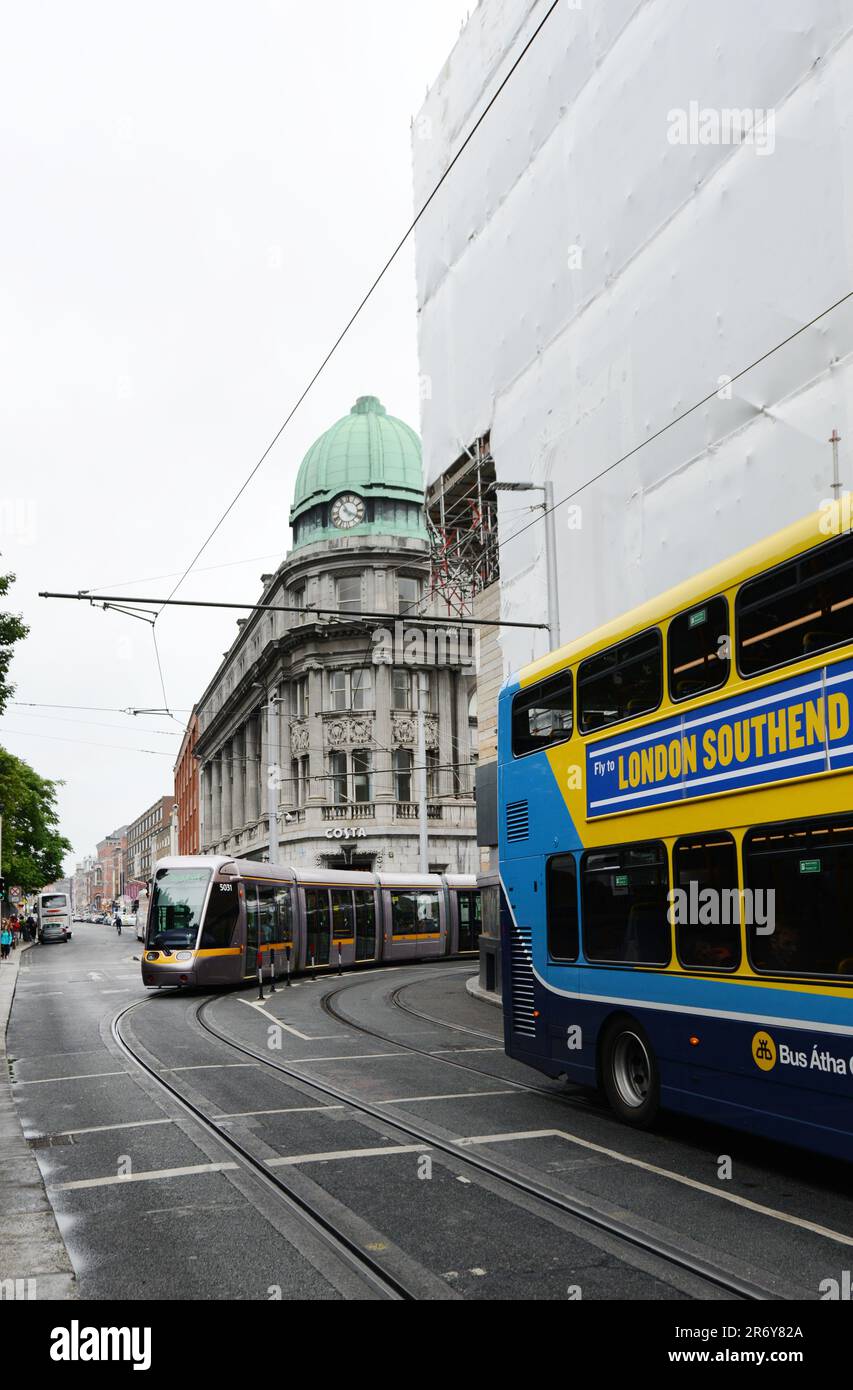 LUAS Straßenbahn auf der Dawson Street mit dem Hays House Gebäude im Hintergrund. Dublin, Irland. Stockfoto