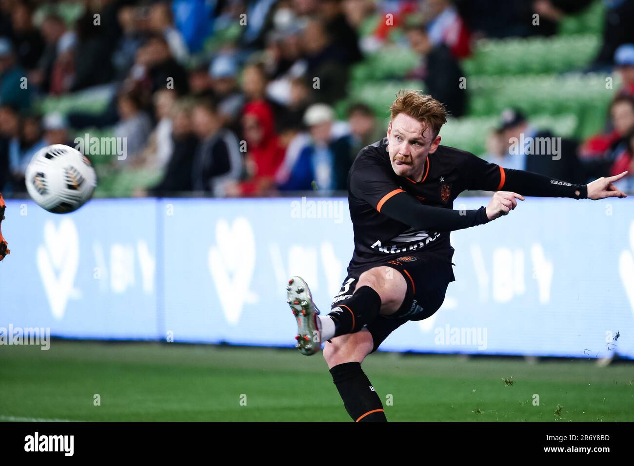 MELBOURNE, AUSTRALIEN – 9. MAI: Corey Brown vom Brisbane Roar FC tritt am 9. Mai 2021 im AAMI Park in Melbourne, Australien, beim Hyundai A-League-Fußballspiel zwischen dem Melbourne City FC und dem Brisbane Roar FC den Ball. Stockfoto