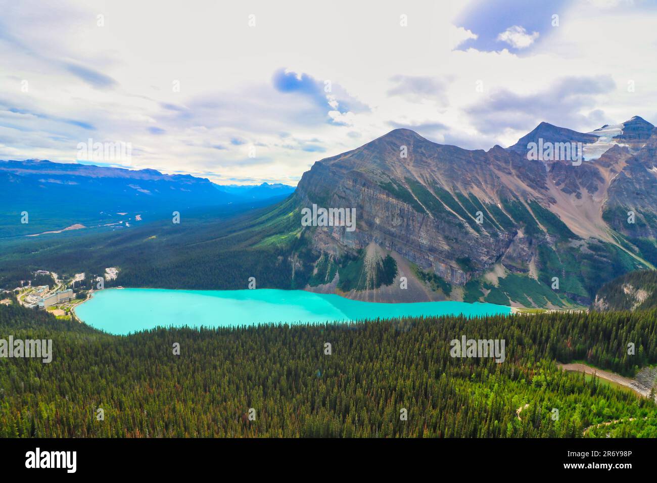 Panoramablick auf das weltberühmte Fairmont Hotel am Ufer des herrlichen Lake Louise Stockfoto