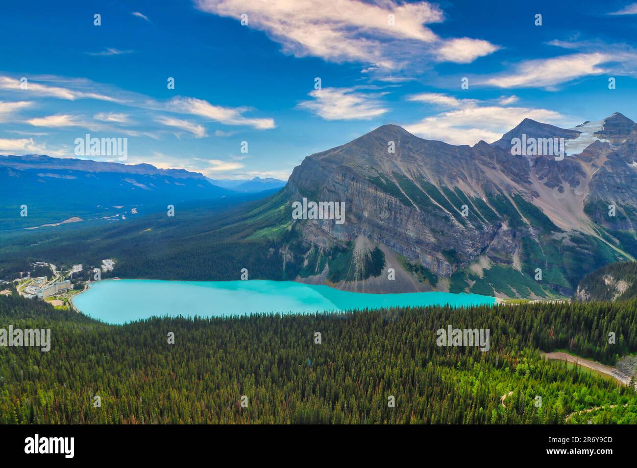 Panoramablick auf das weltberühmte Fairmont Hotel am Ufer des herrlichen Lake Louise Stockfoto