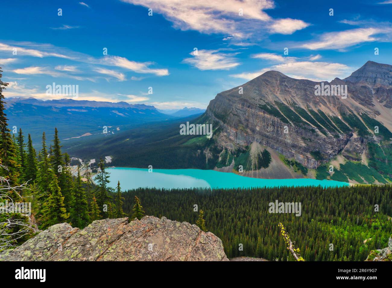 Panoramablick auf das weltberühmte Fairmont Hotel am Ufer des herrlichen Lake Louise Stockfoto