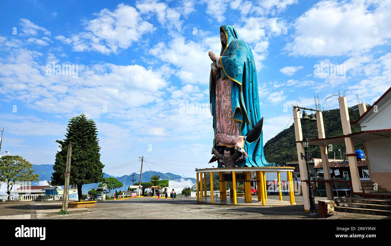 Xicotepec, Puebla, Mexiko - April 17 2023: Die monumentale Jungfrau von Guadalupe ist 23 Meter hoch und 120 Tonnen, seit 2010 eine Attraktion Stockfoto