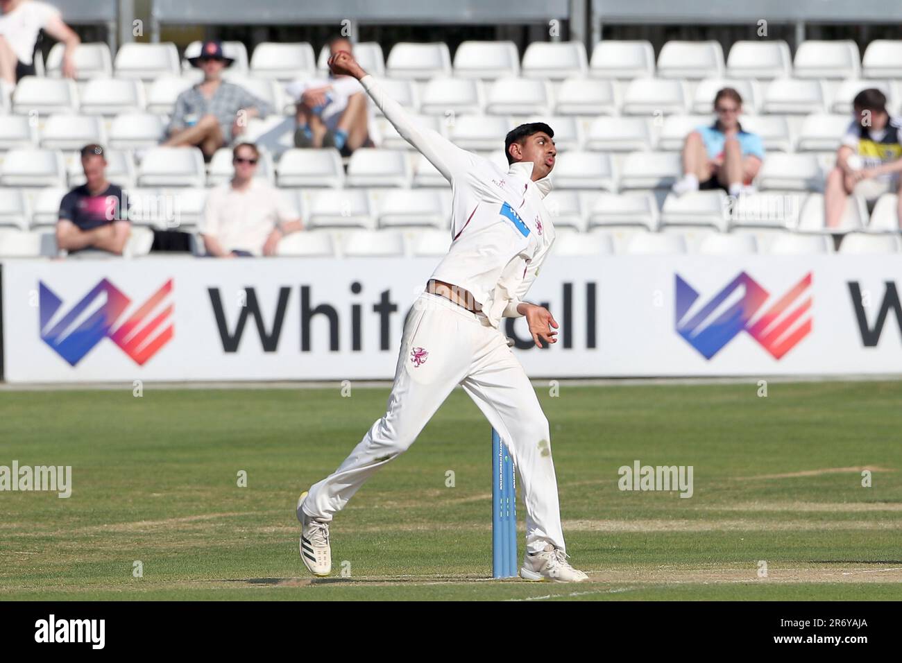 Shoaib Bashir im Bowling für Somerset während Essex CCC gegen Somerset CCC, LV Insurance County Championship Division 1 Cricket im Cloud County Stockfoto