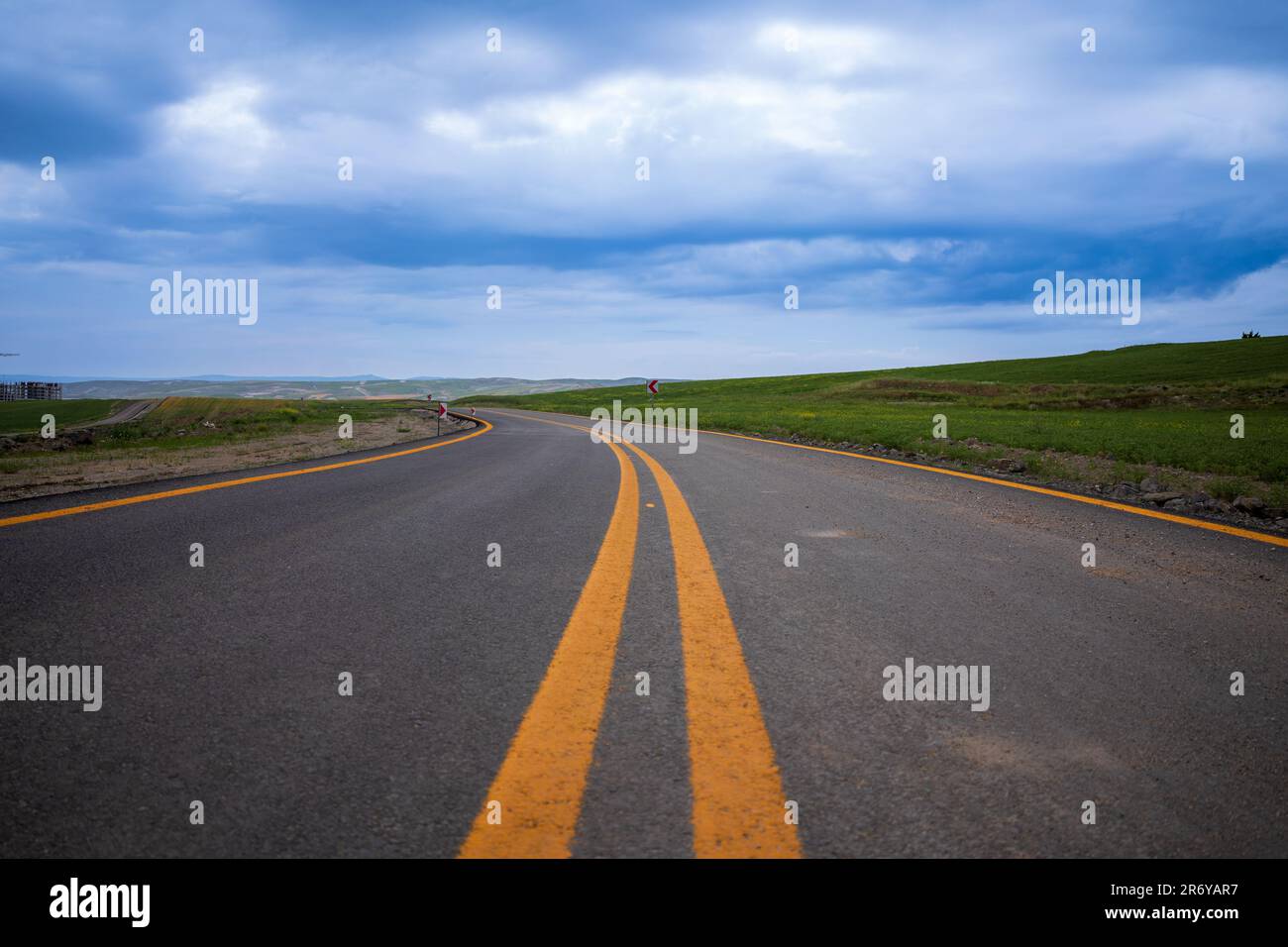 Neu gepflasterte, hochwertige Straße mit gelben Linien Stockfoto