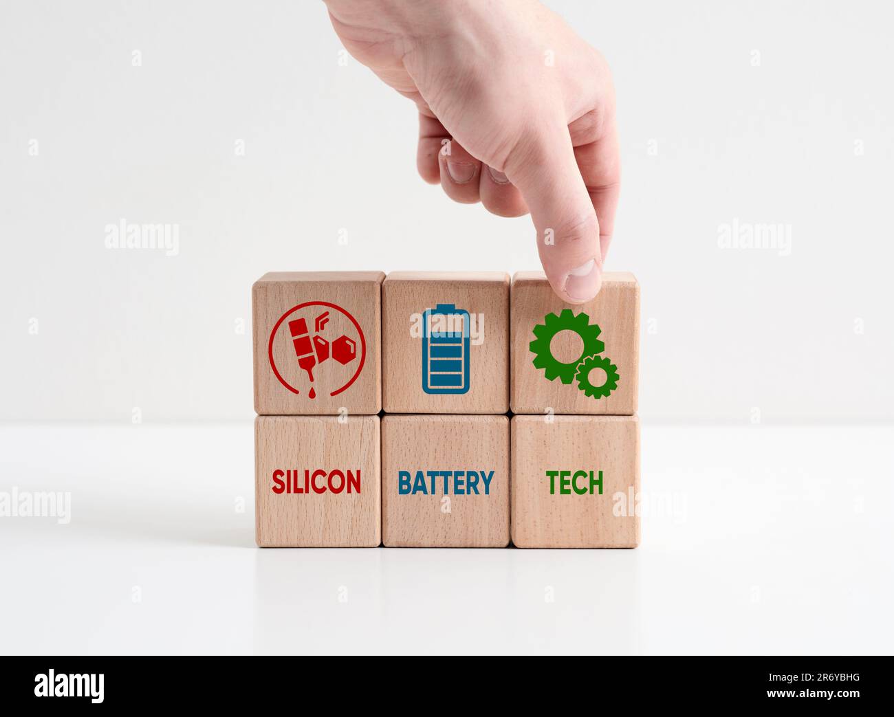 Silikonbatterietechnologie. Neue Lithium-Ionen-Akkutechnologie, die eine Anode auf Siliziumbasis und Lithium-Ionen als Ladungsträger verwendet. Stockfoto