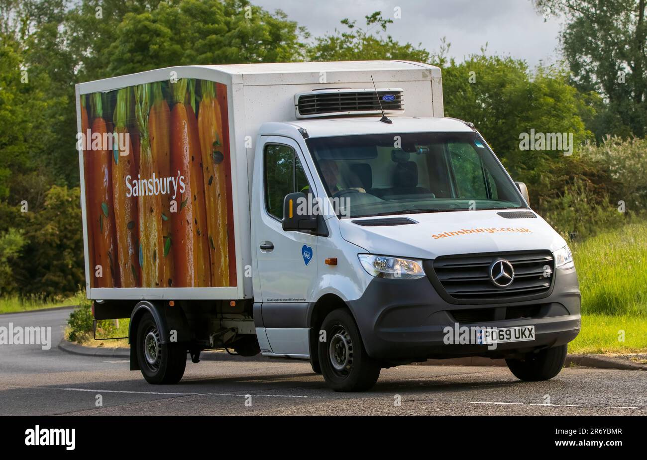 Stony Stratford, UK - Juni 4. 2023: Ein 2019 MERCEDES-BENZ SPRINTER für den Supermarkt Sainsburys. Stockfoto
