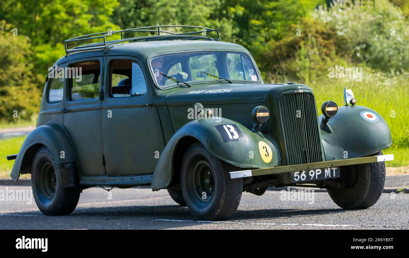 Stony Stratford, UK - Juni 4. 2023: 1939 ex R.A.F. Humber Snipe Staff Car Oldtimer fährt auf einer englischen Landstraße. Stockfoto