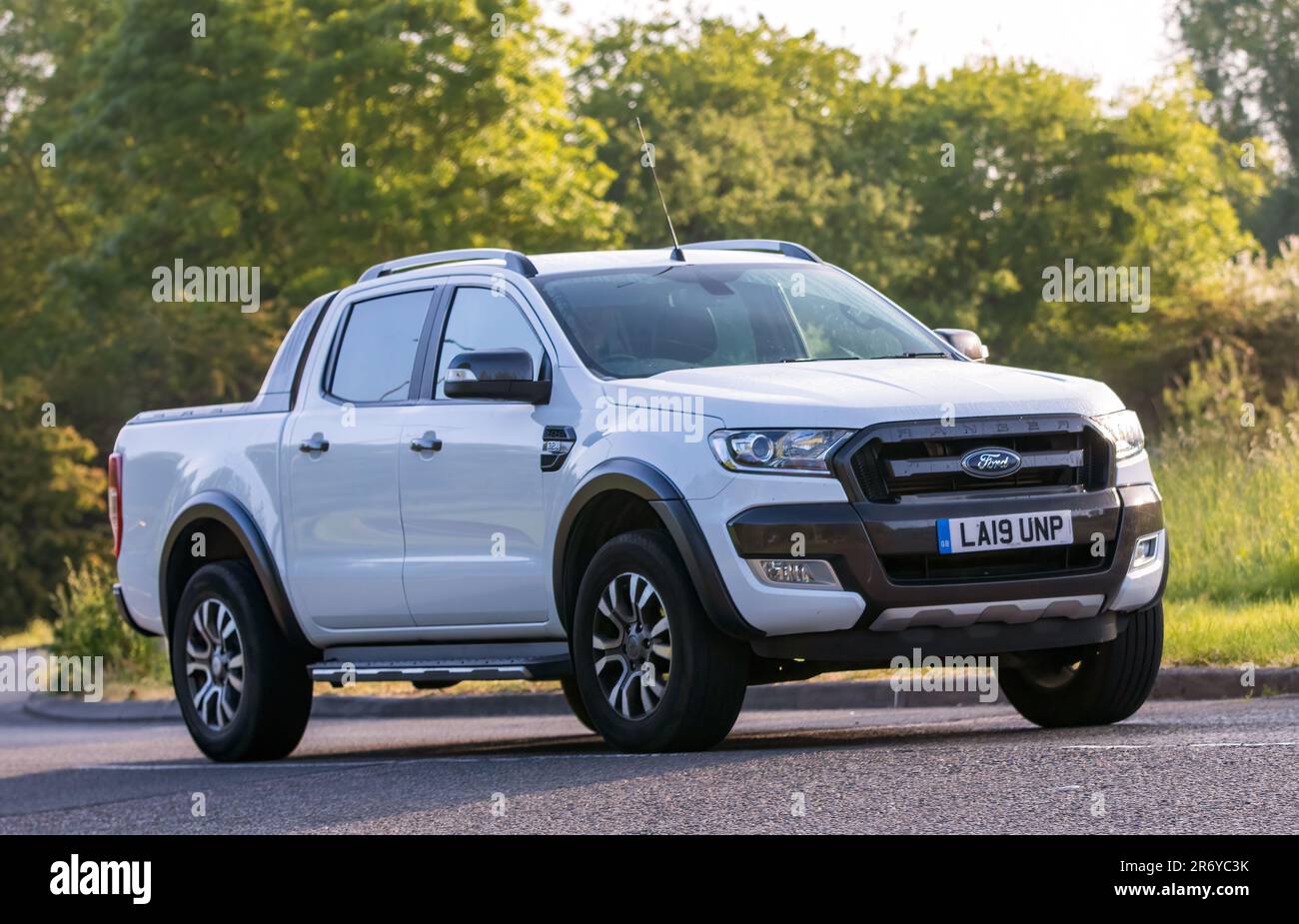 Stony Stratford, Großbritannien - 4. 2023. Juni: 2019 White FORD RANGER WILDTRAK 4X4 DCB TDCI Ein klassisches Auto, das auf einer englischen Landstraße fährt. Stockfoto
