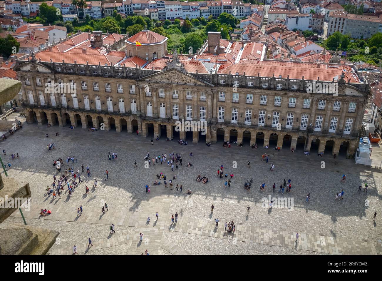 Blick auf den Obradoiro-Platz von der Kathedrale Santiago de Compostela in Galicien, Spanien Stockfoto