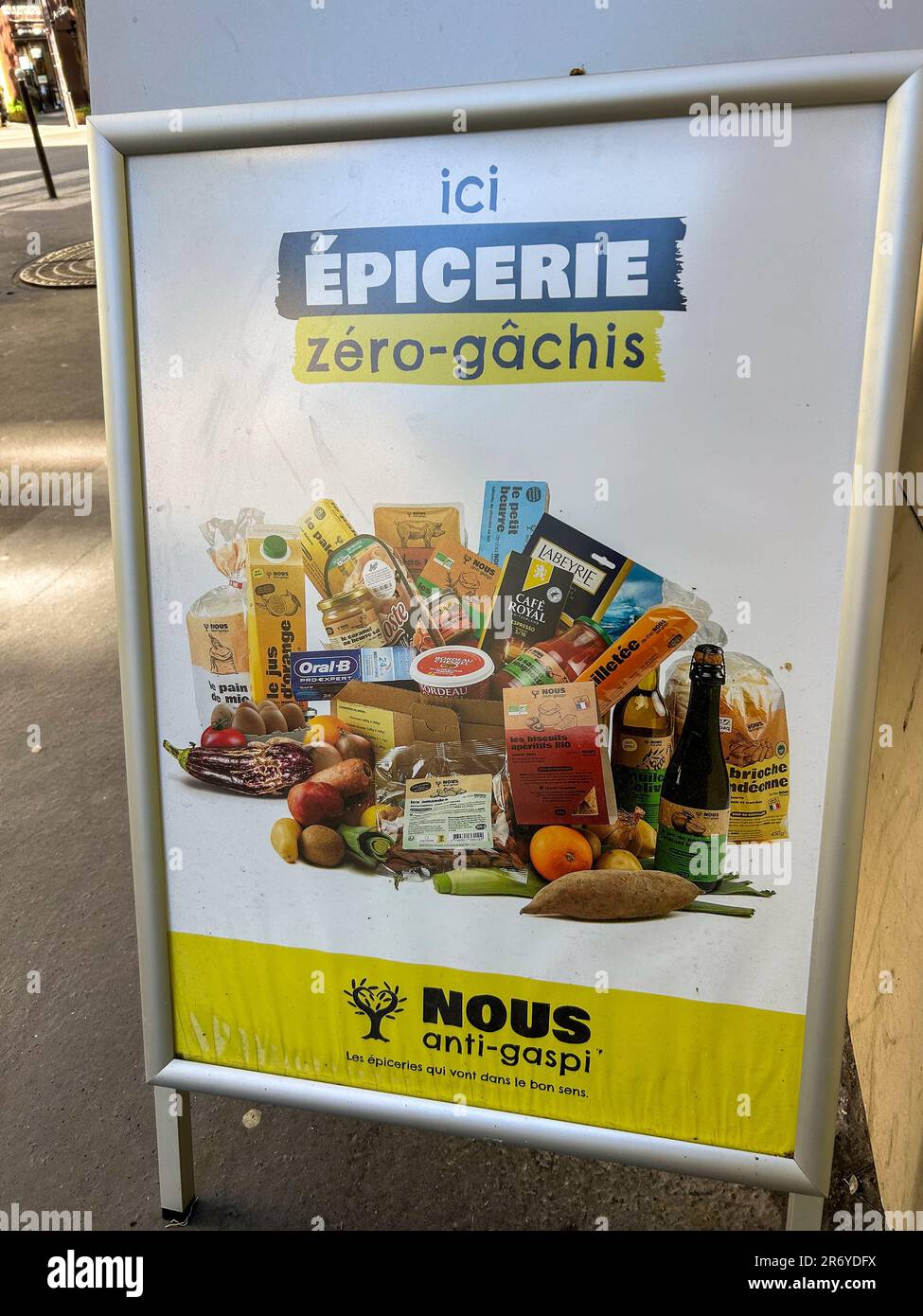 Paris, Frankreich, Detail, Lokales Französisches Lebensmittelgeschäft, Epicerie Zero-Gachis, „Nous Anti-Gaspi“, Lebensmittelrecycling, Shopping, frankreich Supermarkt von außen Stockfoto