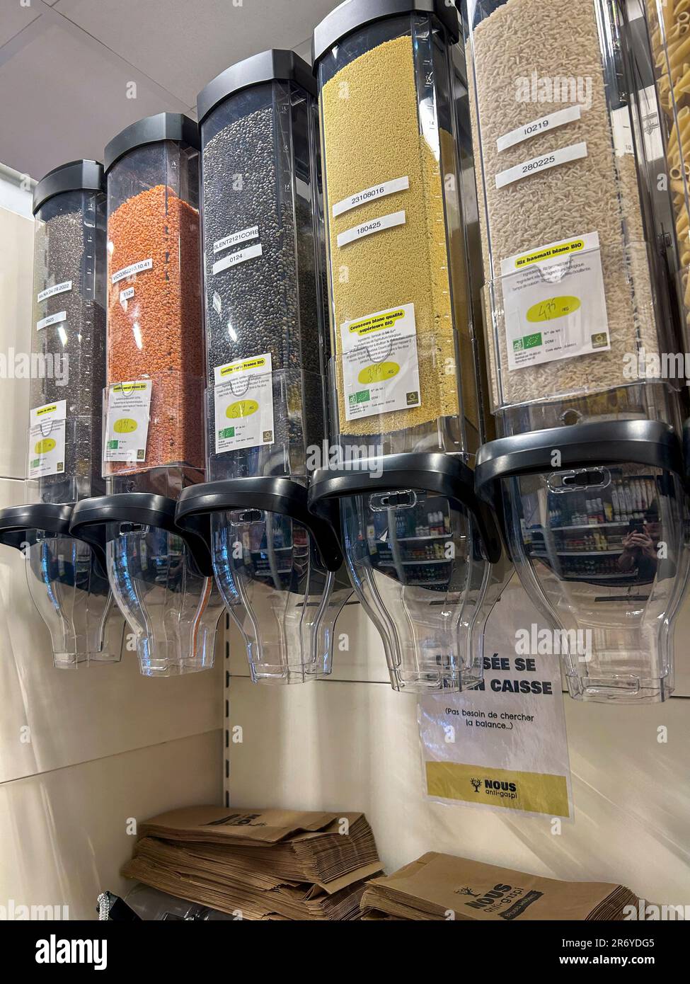 Paris, Frankreich, Detail, Großpackungsautomaten, lokales französisches Lebensmittelgeschäft, Epicerie Zero-Gachis, 'Nous Anti-Gaspi », Trockenwaren, Shopping Display Stockfoto
