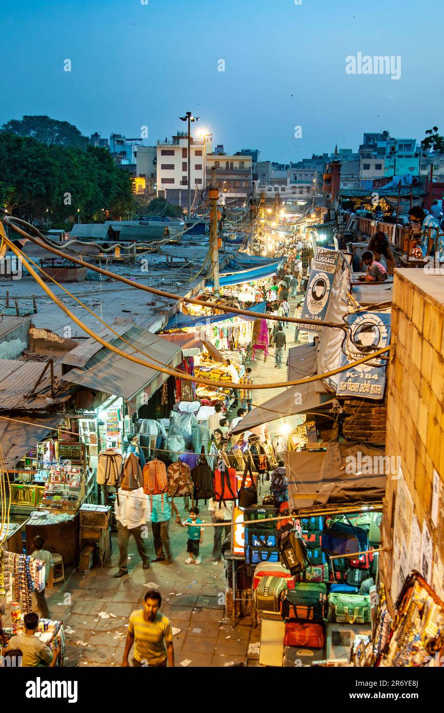 Delhi, Indien - 10. November 2011: Menschen am Abend auf dem Meena Basar Market in Delhi, Indien. Shah Jahan gründete den Basar im 17. Jahrhundert Stockfoto