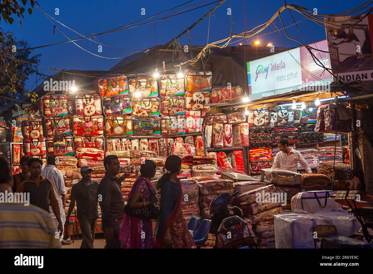 Delhi, Indien - 10. November 2011: Menschen am Abend auf dem Meena Basar Market in Delhi, Indien. Shah Jahan gründete den Basar im 17. Jahrhundert Stockfoto