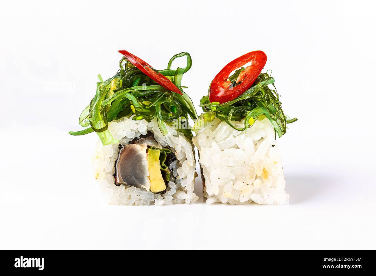 Eine Auswahl an farbenfrohen Sushi-Brötchen, darunter eine California Roll mit Lachs und frischen Produkten, auf weißem Hintergrund. Ein köstliches und gesundes japanisches D Stockfoto