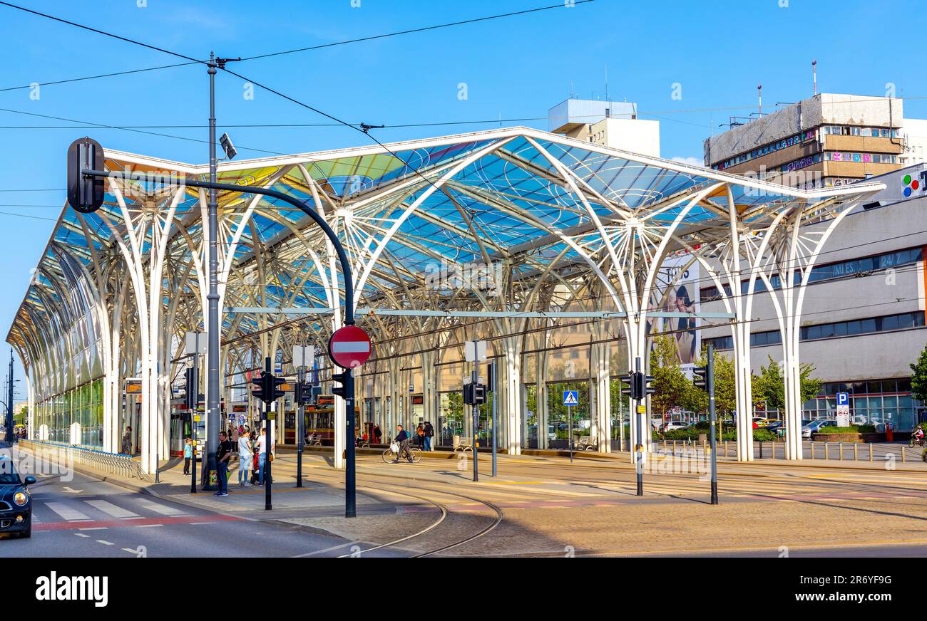 Lodz, Polen - 21. Mai 2023: Piotrkowska Centrum historische Straßenbahn und öffentlicher Nahverkehr Station in der Mickiewicza Straße im historischen Stadtzentrum von Lodz Stockfoto