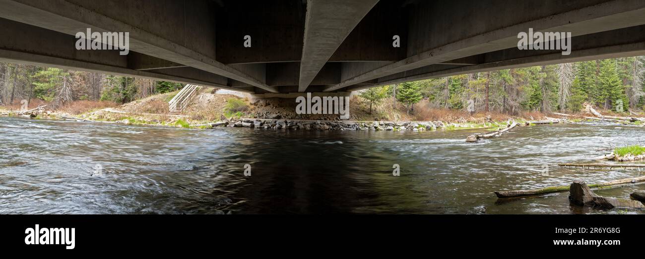 Ein Panoramablick auf den Deschutes River unter der Highway 42-Brücke bei LaPine in Oregon, USA Stockfoto