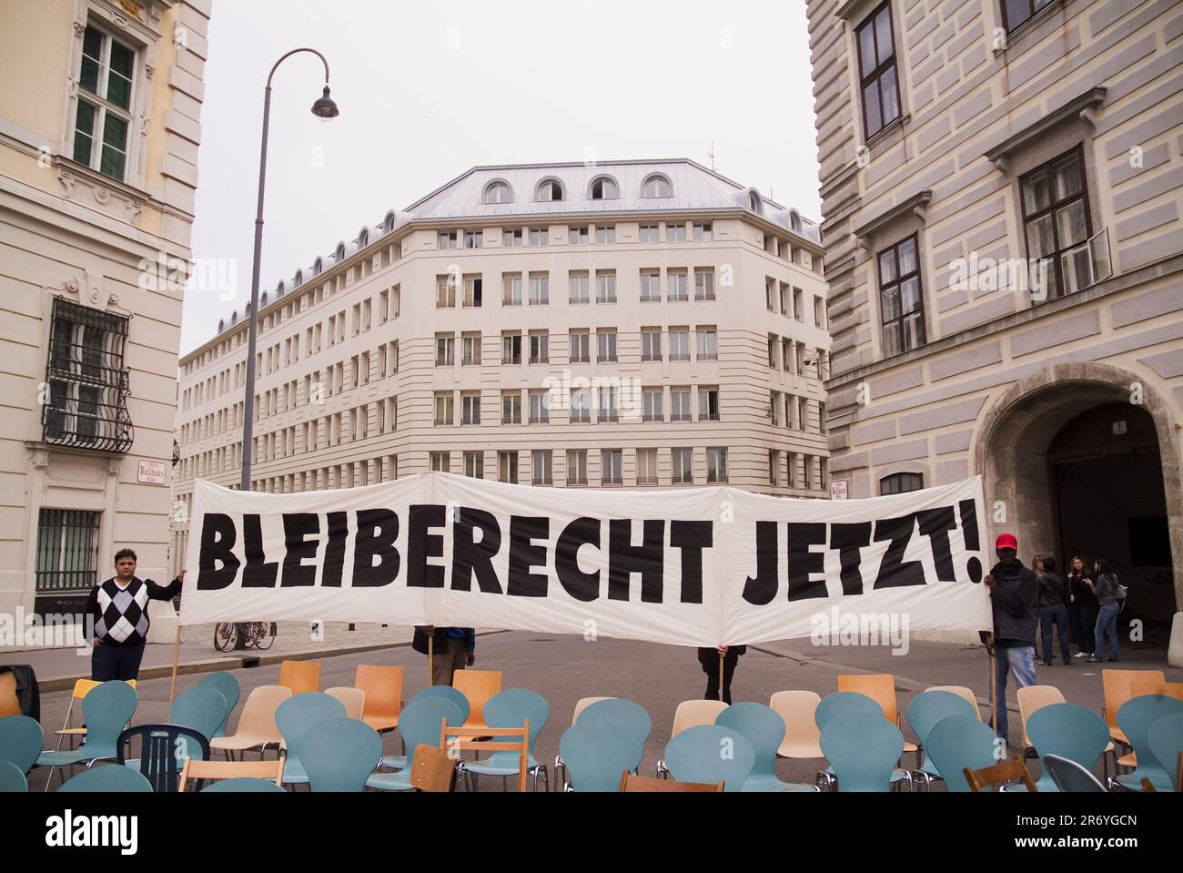 Wien, Österreich. 11. Oktober 2008. Demonstration des Aufenthaltsrechts in Wien. Banner mit der Aufschrift „Right to stay now!“ Stockfoto