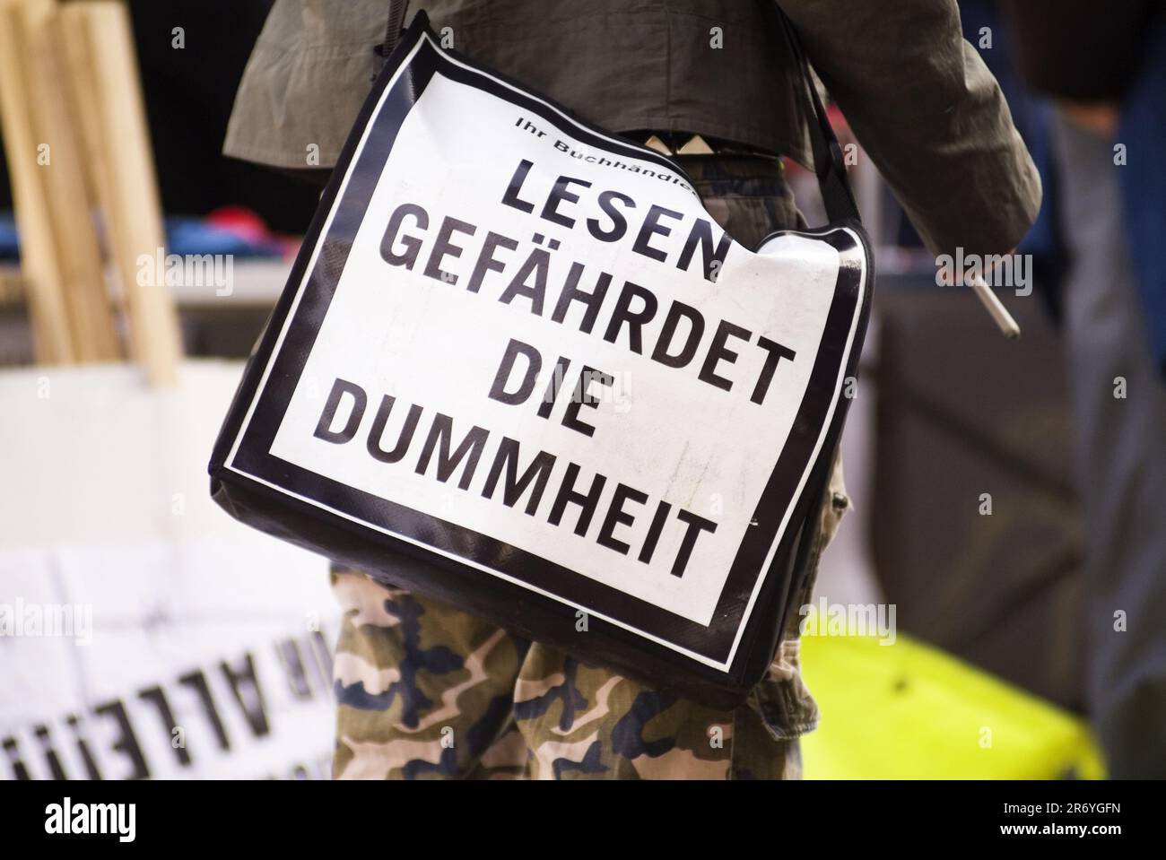 Wien, Österreich. 11. Oktober 2008. Demonstration des Aufenthaltsrechts in Wien. Aufschrift „Lesen von Gefahren Dummheit“ Stockfoto