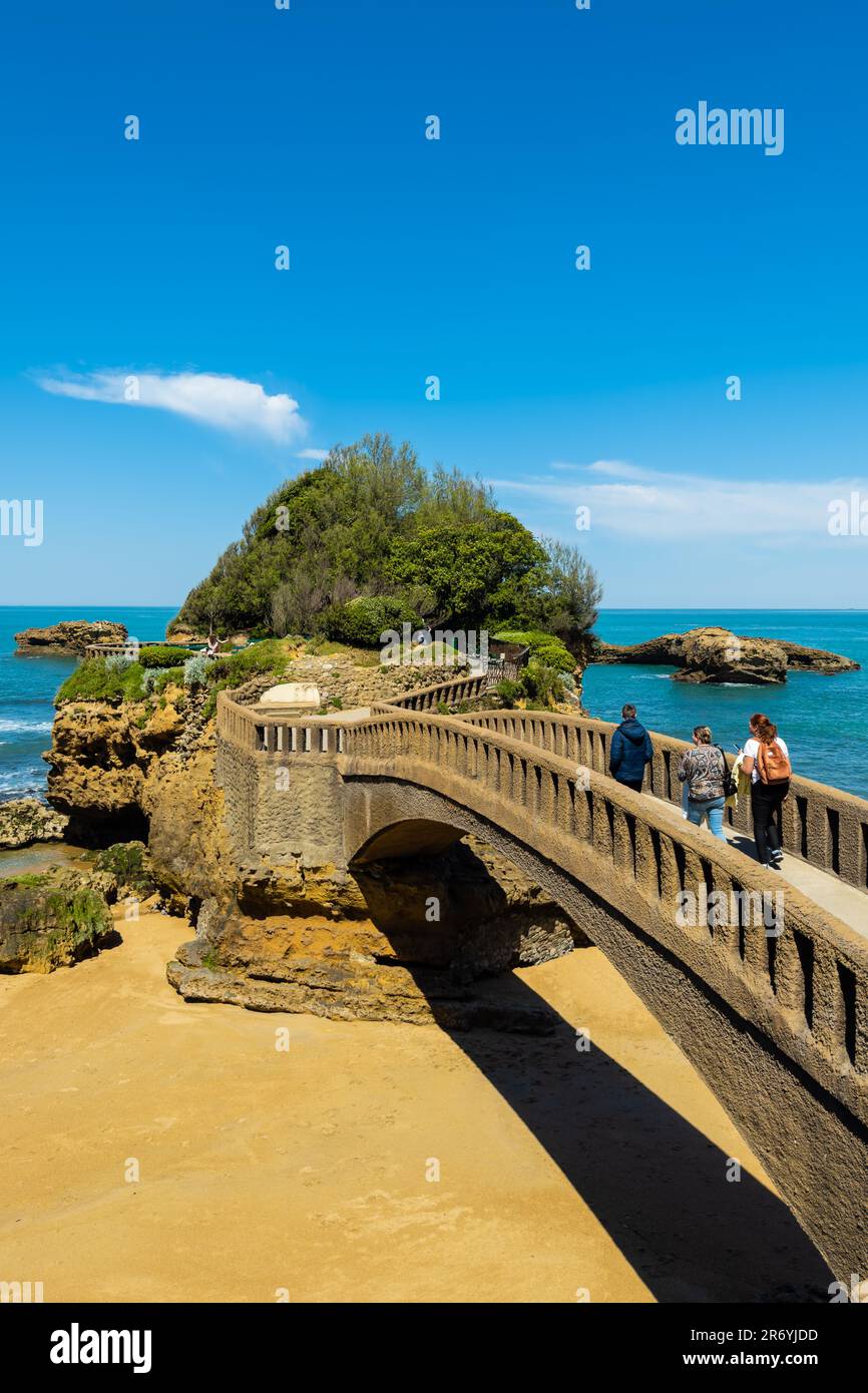 Steinbrücke zum Rocher du Basta, dem malerischen Felsen und wichtigsten Wahrzeichen an der Küste von Biarritz, Frankreich. Hochwertige Fotografie. Stockfoto