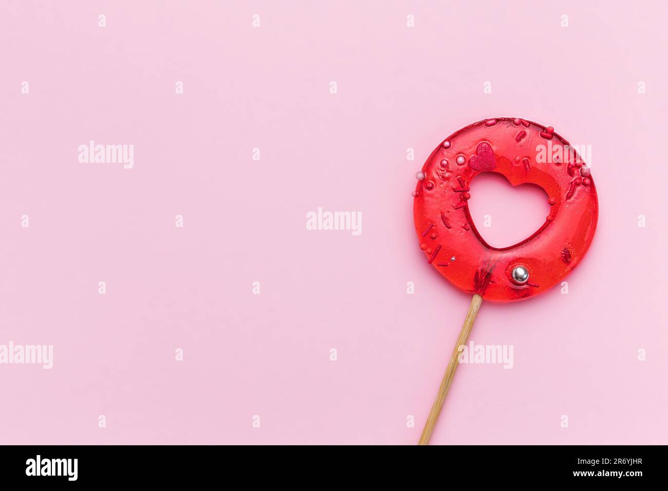 Herzförmige Süßigkeiten Auf Pinkfarbenem Hintergrund. Liebe und süßes Konzept. Valentinstag. Stockfoto