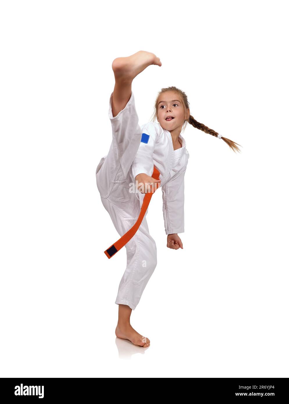 Kleine Mädchen Praxis Karate auf weißem Hintergrund Stockfoto