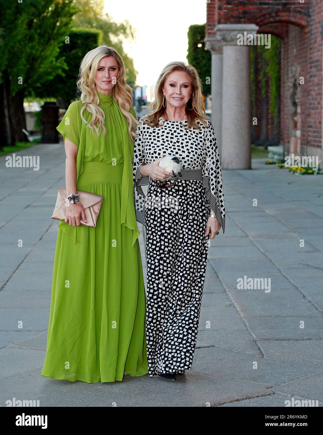 Nicky Hilton und Kathy Hilton kommen am 11. Juni 2023 auf Max Maras