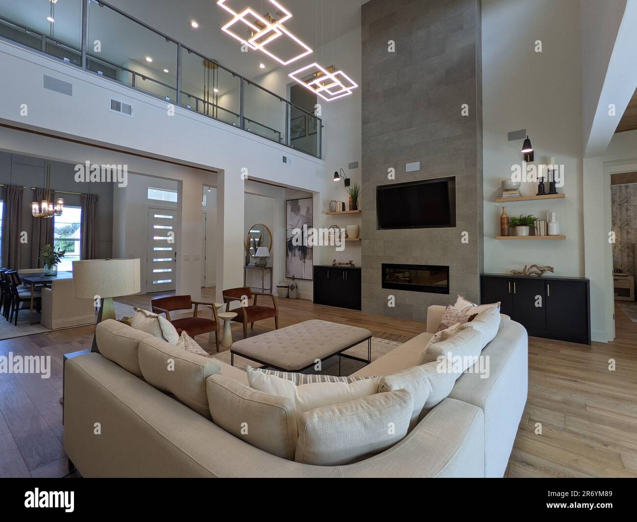 Ein geräumiges Wohnzimmer, komplett mit einer Reihe von Möbelstücken und Beleuchtungskörpern. Stockfoto
