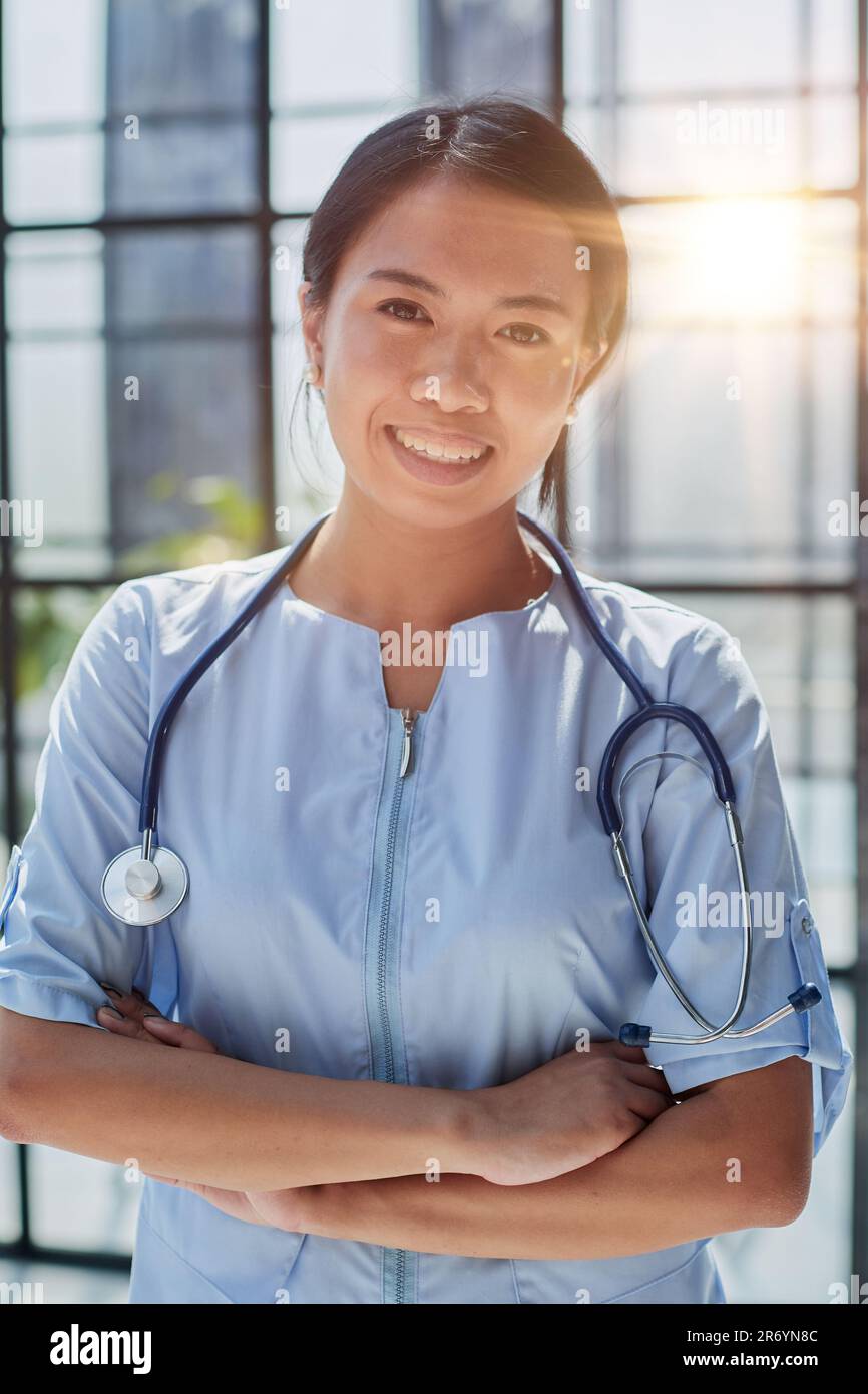 Porträt einer jungen afroamerikanischen Ärztin auf grauem Hintergrund Stockfoto