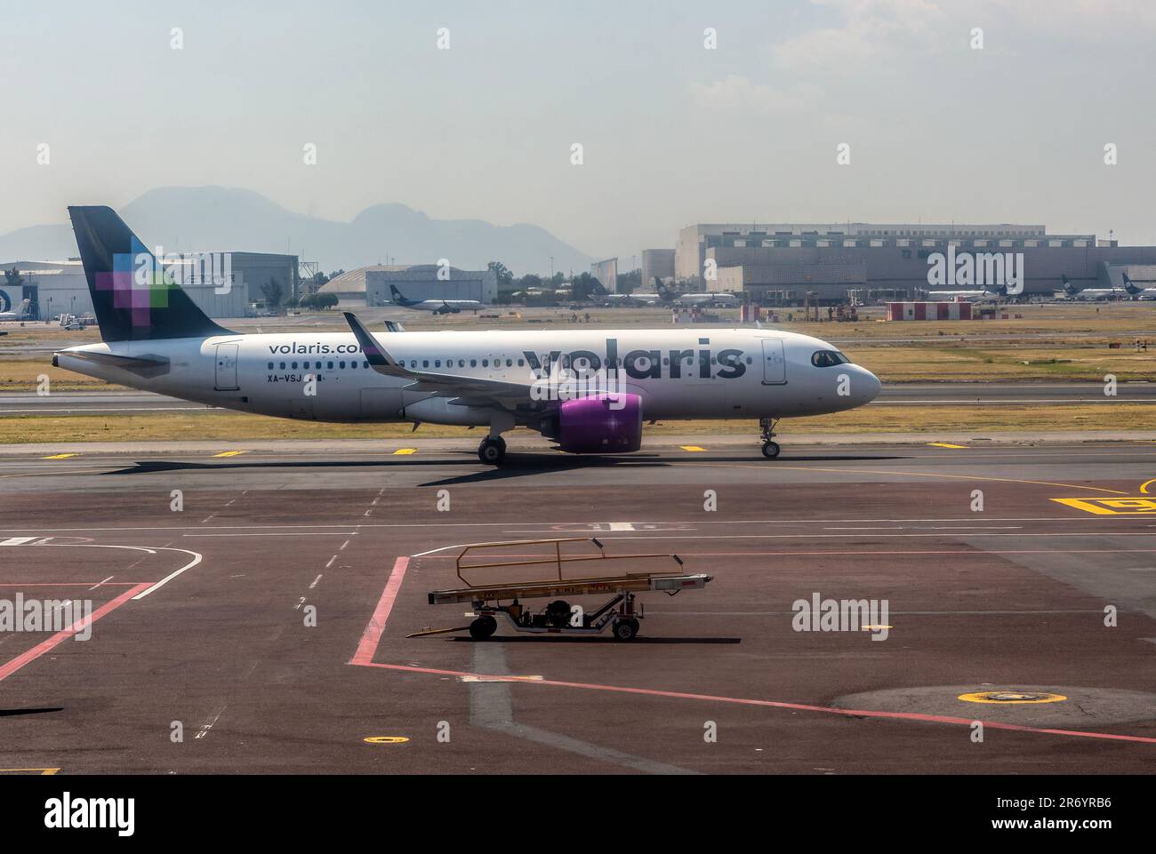 Volaris Airbus A320 Flugzeug, Terminal 1, Benito Juarez International Airport, Mexico City, Mexiko Stockfoto