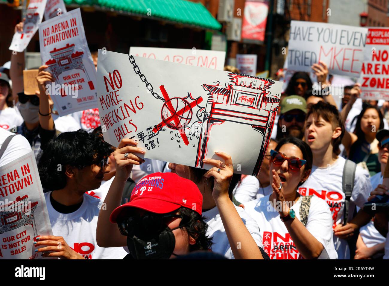 10. Juni 2023, Philadelphia. Keine Arena in Chinatown protestmarsch. Eine Frau hält ein Schild mit der Aufschrift „No More Wrecking Balls“ (siehe Zusatzinfo). Stockfoto