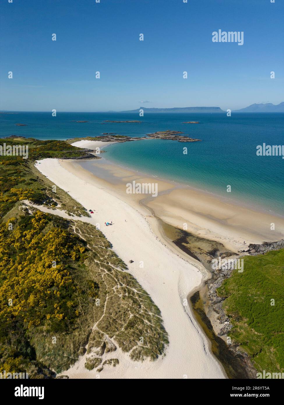 Arisaig, Schottland, Großbritannien. 4. Juni 2023 Unvergleichlicher Blick auf Camusdarach Beach in der Nähe von Arisaig in Lochaber, Schottland. Obwohl der Strand ununterbrochene Sonnenshi geniessen konnte Stockfoto