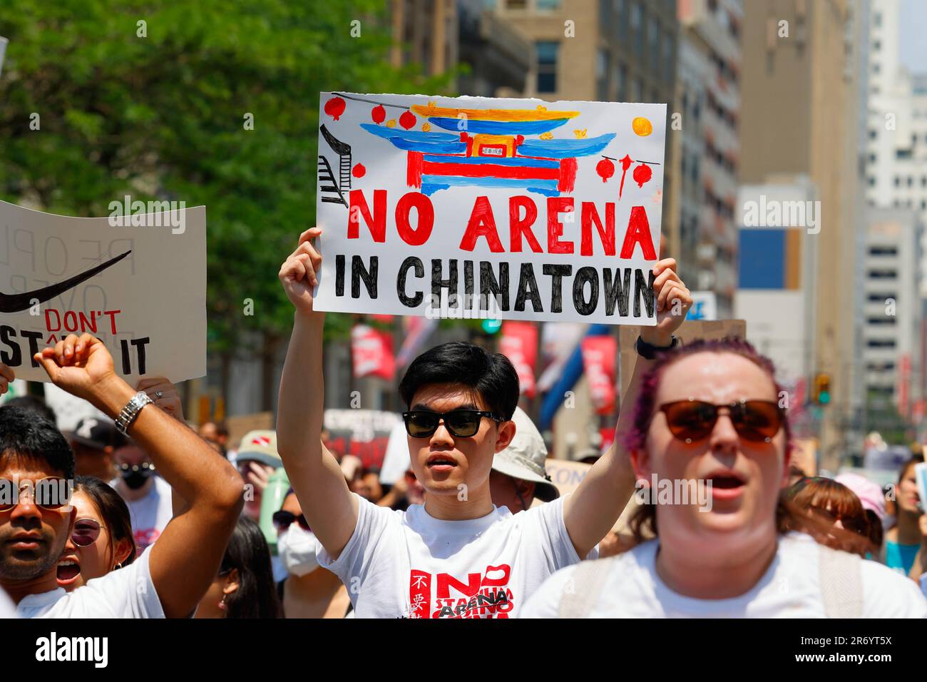 10. Juni 2023, Philadelphia. Keine Arena in Chinatown protestmarsch. Ein Mann hält ein handgemaltes Schild gegenüber einem Stadion (siehe Zusatzinformationen). Stockfoto