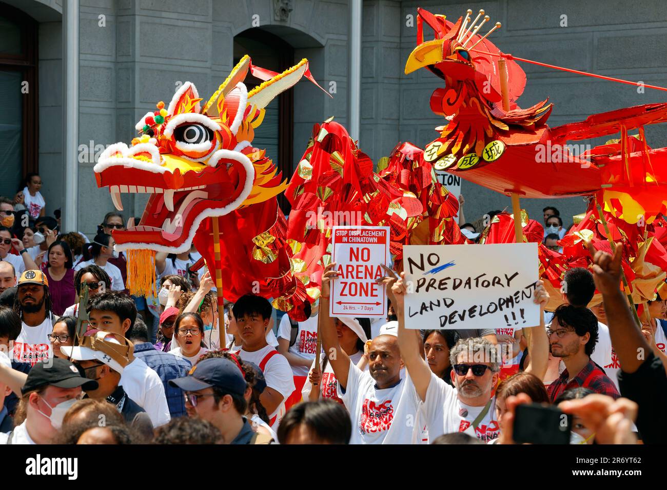 10. Juni 2023, Philadelphia. Keine Arena in Chinatown protestmarsch. Ein chinesischer Drache und Phoenix 众志成城 bei einer Rallye gegen Gentrifizierung (siehe Add'l info). Stockfoto