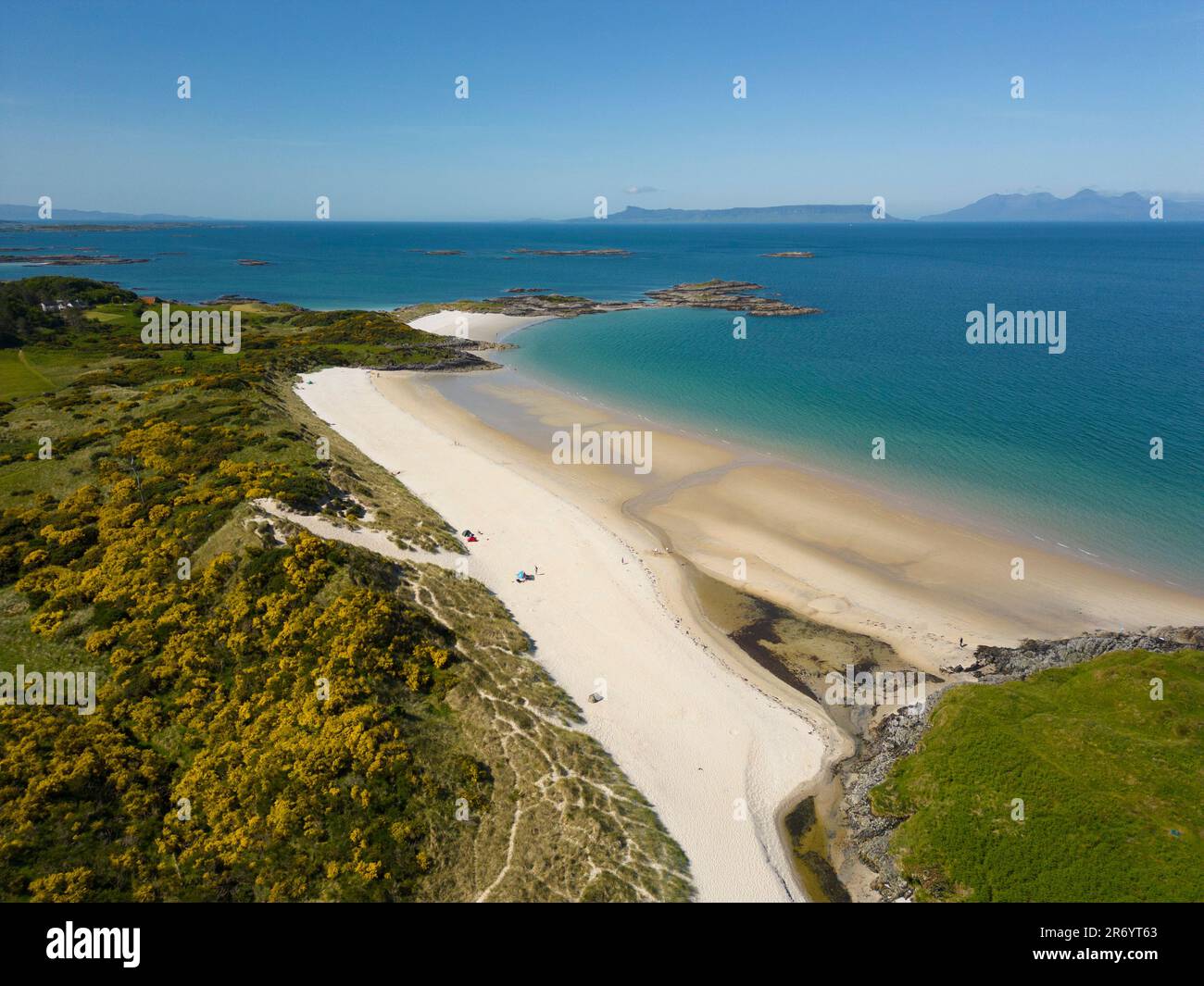 Arisaig, Schottland, Großbritannien. 4. Juni 2023 Unvergleichlicher Blick auf Camusdarach Beach in der Nähe von Arisaig in Lochaber, Schottland. Obwohl der Strand ununterbrochene Sonnenshi geniessen konnte Stockfoto