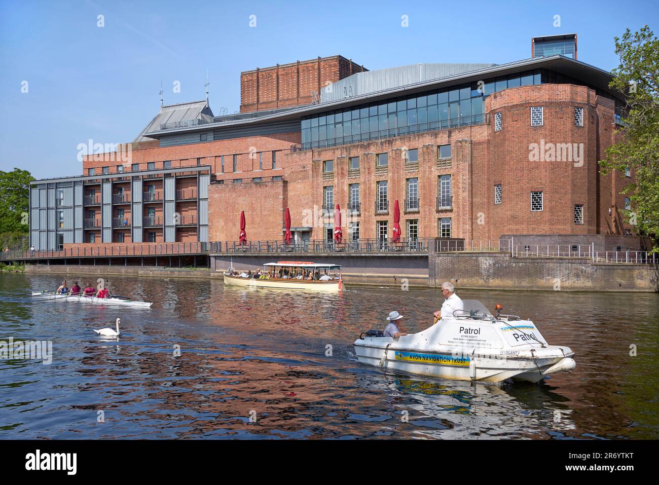 Shakespeare Theater Stratford upon Avon. RSC Theater und der Fluss Avon mit Leuten Bootfahren. England Großbritannien Stockfoto