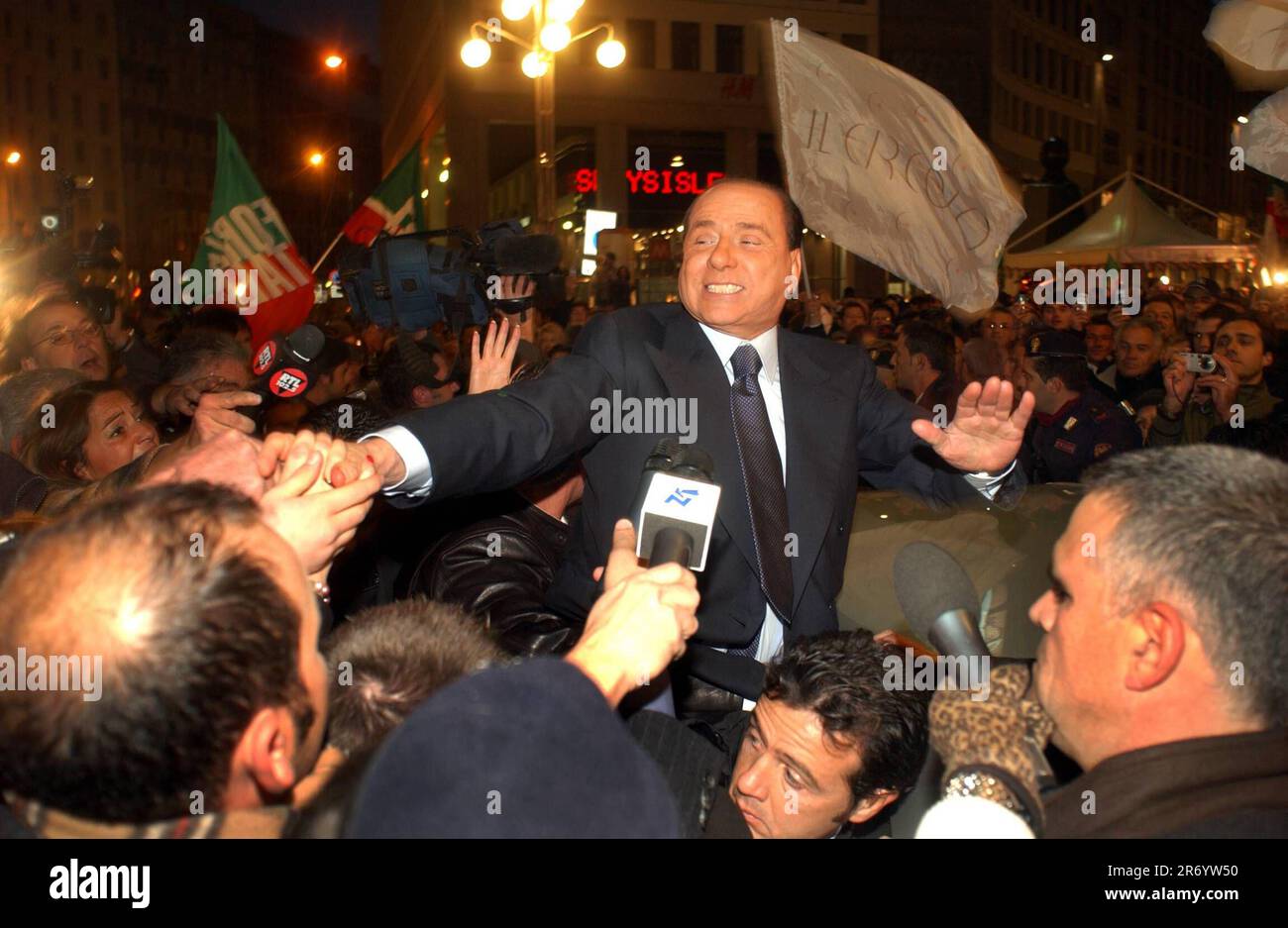 Fotorepertoire, Italien. 30. Juni 2023. SILVIO BERLUSCONI AUF DER PIAZZA SAN BABILA FÜR DIE SAMMLUNG VON UNTERSCHRIFTEN GEGEN PRODI (Ã‚Â © Maurizio Maule, MAILAND - 2007-11-18) p das Foto kann unter Berücksichtigung des Kontexts verwendet werden, in dem es aufgenommen wurde; Und ohne die verleumderische Absicht des Anstands der repräsentierten Personen (Photo Repertoire - 2019-01-17, Ã‚Â © Maurizio Maule) ps kann das Foto in Übereinstimmung mit dem Kontext verwendet werden, in dem es aufgenommen wurde, Und ohne die verleumderische Absicht des Anstands der Leute repräsentierte redaktionelle Nutzung nur Kredit: Unabhängige Fotoagentur/Alamy Live News Stockfoto