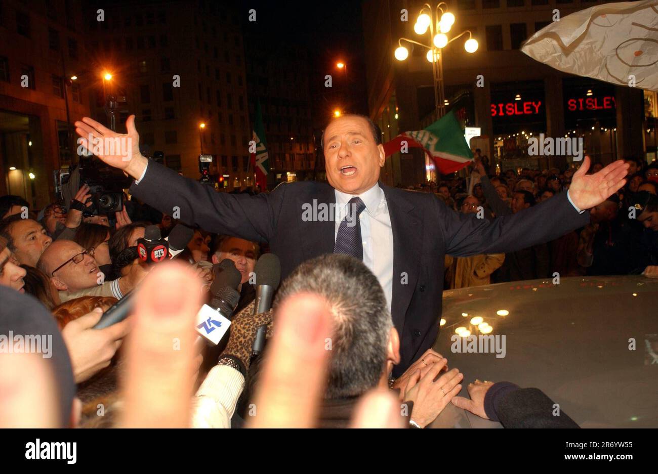Fotorepertoire, Italien. 30. Juni 2023. SILVIO BERLUSCONI AUF DER PIAZZA SAN BABILA FÜR DIE SAMMLUNG VON UNTERSCHRIFTEN GEGEN PRODI (Ã‚Â © Maurizio Maule, MAILAND - 2007-11-18) p das Foto kann unter Berücksichtigung des Kontexts verwendet werden, in dem es aufgenommen wurde; Und ohne die verleumderische Absicht des Anstands der repräsentierten Personen (Photo Repertoire - 2019-01-17, Ã‚Â © Maurizio Maule) ps kann das Foto in Übereinstimmung mit dem Kontext verwendet werden, in dem es aufgenommen wurde, Und ohne die verleumderische Absicht des Anstands der Leute repräsentierte redaktionelle Nutzung nur Kredit: Unabhängige Fotoagentur/Alamy Live News Stockfoto