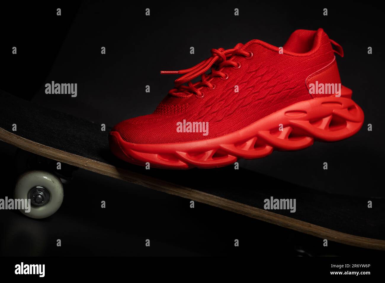 Roter Sneaker aus Stoff auf einer Nahaufnahme des Skateboards  Stockfotografie - Alamy