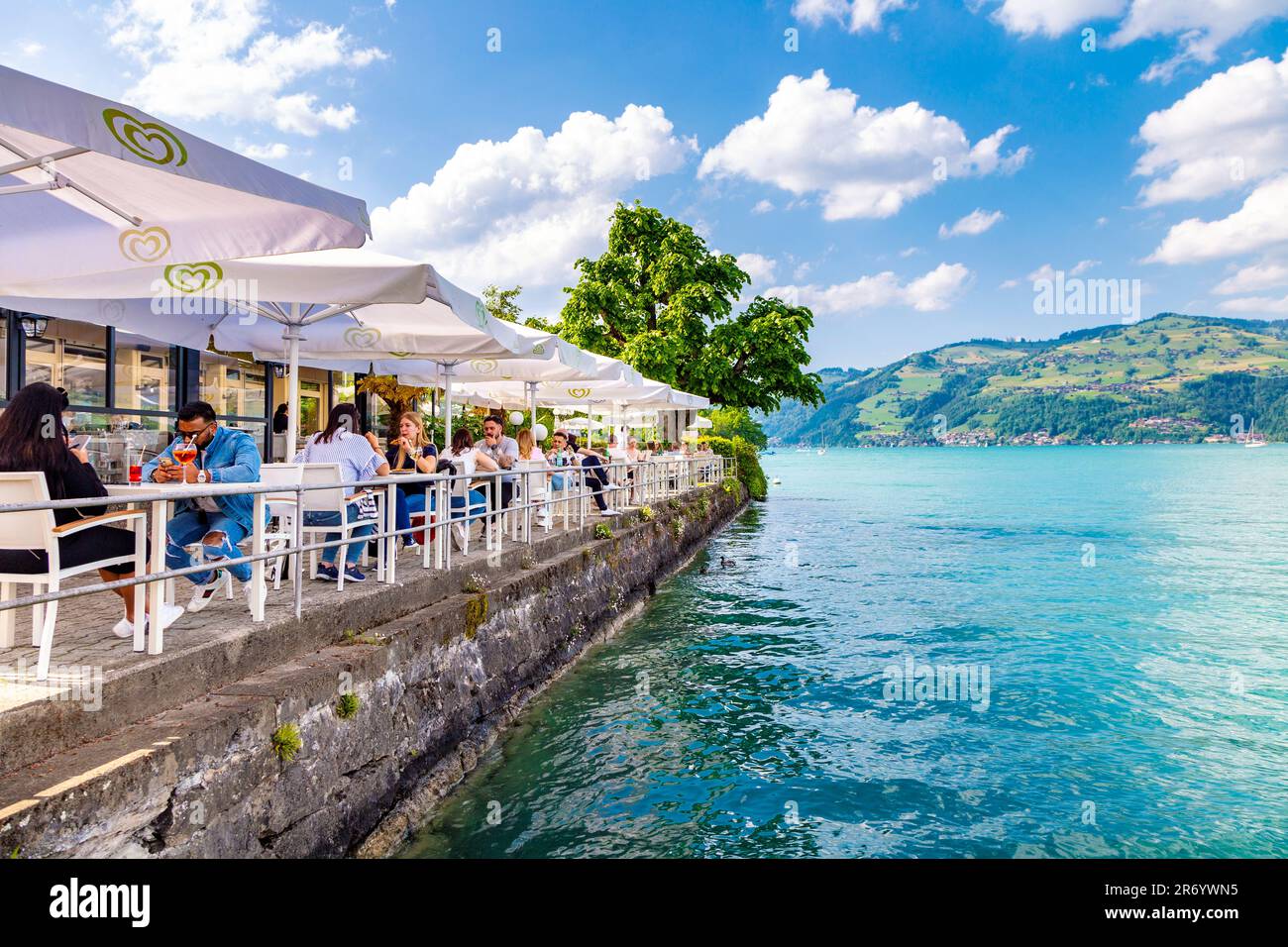 Restaurant Riviera am See mit Blick auf Thunersee, Spiez, Schweiz Stockfoto
